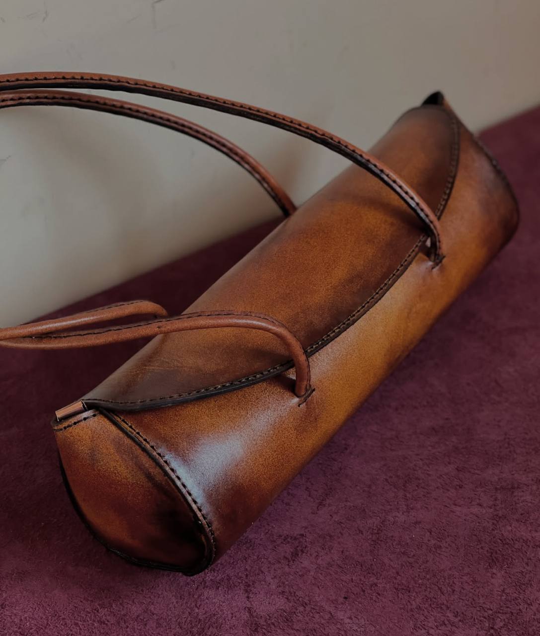 کیف زنانه چرم طبیعی دست‌دوز لوکسو – پتینه‌کاری ظریف، رنگ عسلی، ابعاد متوسط