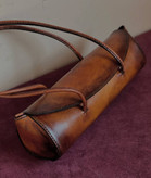 کیف زنانه چرم طبیعی دستدوز لوکسو – پتینهکاری ظریف، رنگ عسلی، ابعاد متوسط