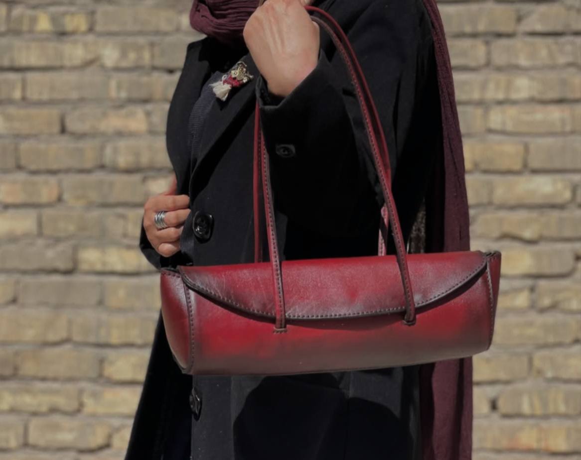 کیف دوشی زنانه لوکس چرم گاوی پتینه دست‌دوز – مناسب مهمانی و استفاده روزمره