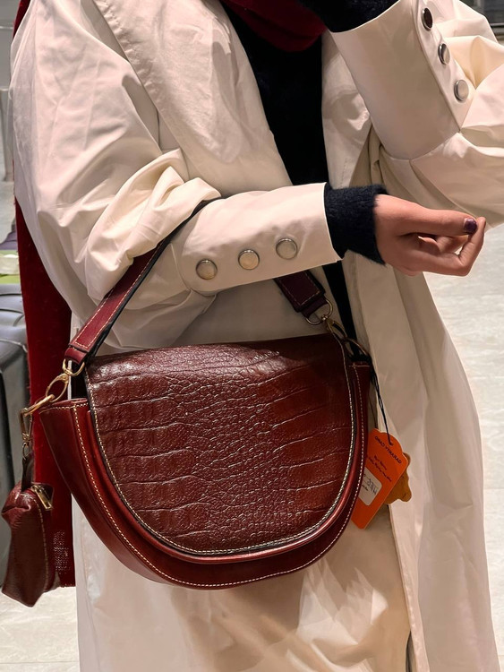 کیف دوشی زنانه چرم گاوی طبیعی دستدوز طرح روکو لوکسو